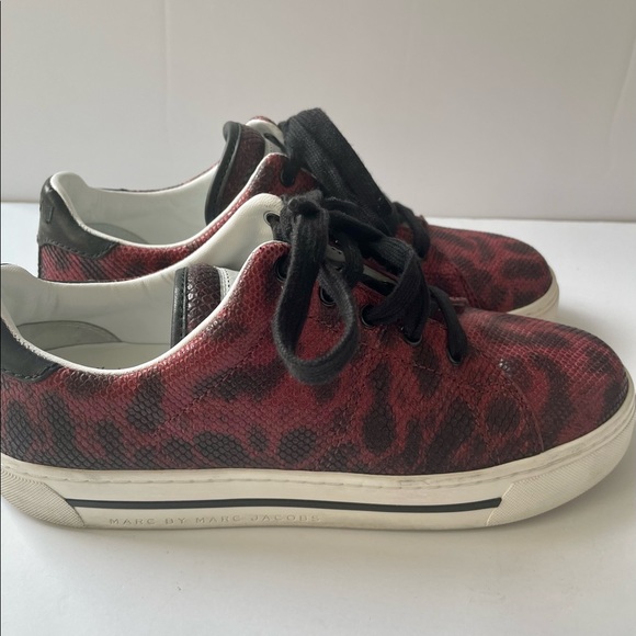 MARC BY MARC JACOBS Red Snake Embossed lace up sneakers. - Picture 10 of 14